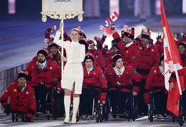 Представители Канады во время парада атлетов и членов национальных делегаций на церемонии открытия XI зимних Паралимпийских игр в Сочи.