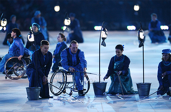 Артисты во время театрализованного представления на церемонии открытия XI зимних Паралимпийских игр в Сочи.