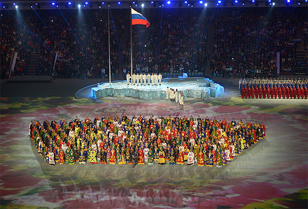 Поднятие национального флага России на церемонии открытия XI зимних Паралимпийских игр в Сочи.