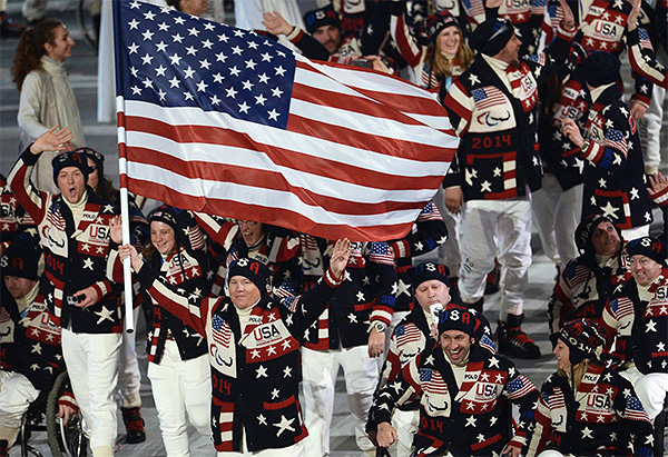 Представители США во время парада атлетов и членов национальных делегаций на церемонии открытия XI зимних Паралимпийских игр в Сочи.