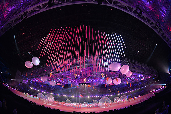 Артисты во время театрализованного представления на церемонии открытия XI зимних Паралимпийских игр в Сочи.