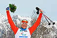 Роман Петушков (Россия), завоевавший золотую медаль в гонке на короткой дистанции в классе LW 10-12 (сидя) среди мужчин в соревнованиях по биатлону на XI Паралимпийских зимних играх в Сочи, во время цветочной церемонии.