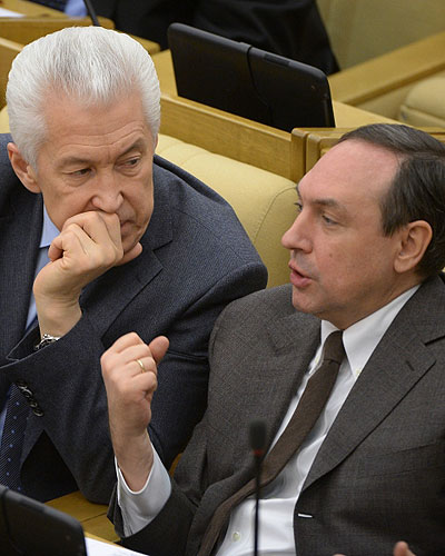 Заместитель председателя Государственной Думы РФ Владимир Васильев (слева) и председатель комитета Государственной Думы РФ по образованию Вячеслав Никонов на пленарном заседании нижней палаты российского парламента.