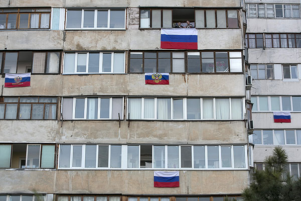Российские флаги вывешены на жилом доме в Симферополе.