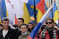 Участники антивоенного "Марша мира" сопредседатель партии РПР-Парнас Борис Немцов, лидер партии "Солидарность" Илья Яшин (слева направо) во время шествия по Бульварному кольцу в Москве.
