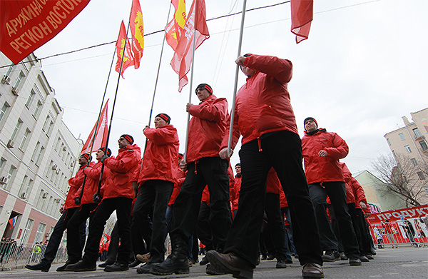 Второе шествие, которое было организовано движением "Суть времени", стартовало от станции метро Трубная до площади Революции, где также позднее начался митинг. К участию в акции организаторы пригласили всех, "кто готов противостоять натиску неонацизма на Украине и защищать свою Родину от вторжения западных интервентов".