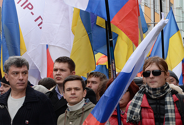 Участники антивоенного "Марша мира" сопредседатель партии РПР-Парнас Борис Немцов, лидер партии "Солидарность" Илья Яшин (слева направо) во время шествия по Бульварному кольцу в Москве.