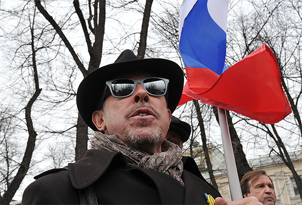 Участник антивоенного "Марша мира" певец и музыкант Андрей Макаревич во время митинга на проспекте Сахарова в Москве.