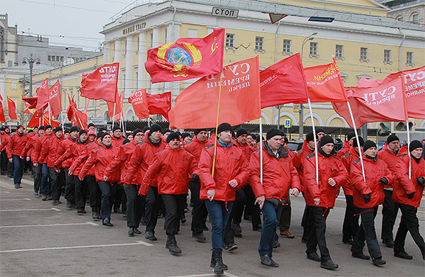 Как сообщил корреспондент "Интерфакса", среди участников акции - колонны людей с российским триколором, флагами "Единой России", движений "Офицеры России", хоругвеносцев и других организаций.