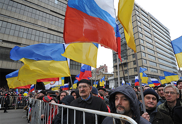 Участники антивоенного "Марша мира" во время митинга на проспекте Сахарова в Москве.