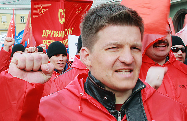 Участники акции "Марш братства и гражданского сопротивления" во время шествия под лозунгами "Против Майдана!" и "Фашизм не пройдет!".