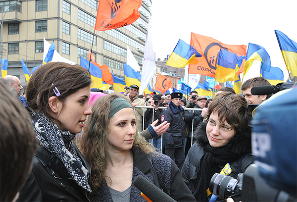 Участницы панк-группы Pussy Riot Надежда Толоконникова и Мария Алехина (слева направо) во время митинга антивоенного "Марша мира" на проспекте Сахарова в Москве.