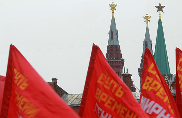 Акция движения "Суть времени" завершилась около половины шестого вечера митингом на площади Революции.  "Нужно сплотиться и заявить, что в Москве Майдану не бывать", - заявил со сцены лидер движения Сергей Кургинян. "Россия реагирует мягко и сдержанно на действия банды, узурпировавшей власть", - сказал он, призвав патриотические силы объединиться и действовать совместно.