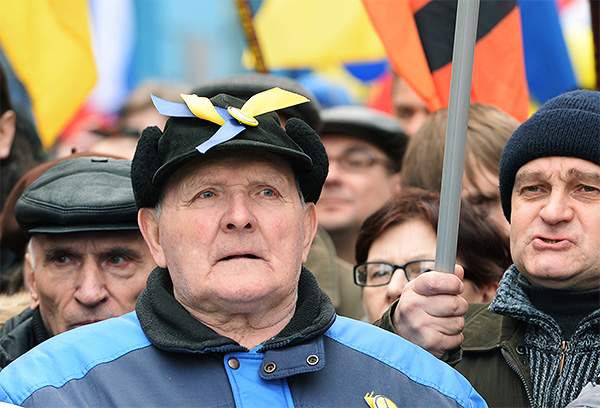 Первую акцию собрала оппозиция. Как сообщил ранее "Интерфаксу" представитель "Комитета протестных действий" Петр Царьков, оппозиция получила от мэрии документ о согласовании маршрута шествия и митинга численностью до 50 тысяч человек. "Антивоенная акция" стартовала днем от Пушкинской площади и позднее перешла в митинг на проспекте Академика Сахарова.