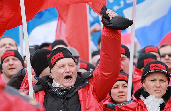 Участники акции "Марш братства и гражданского сопротивления" во время шествия под лозунгами "Против Майдана!" и "Фашизм не пройдет!".