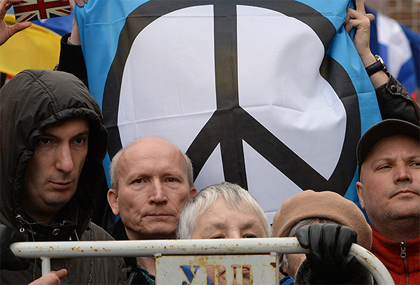 Участники антивоенного "Марша мира" во время митинга на проспекте Сахарова в Москве.