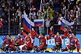 Игроки сборной России, завоевавшие серебряные медали на соревнованиях по следж-хоккею на XI зимних Паралимпийских играх в Сочи, во время медальной церемонии.