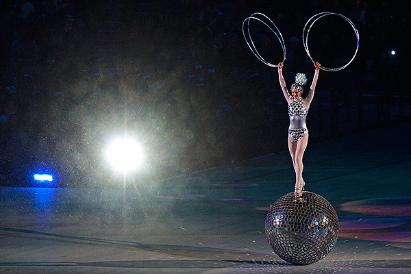 Артистка выступает во время театрализованного представления на церемонии закрытия XI зимних Паралимпийских игр в Сочи.