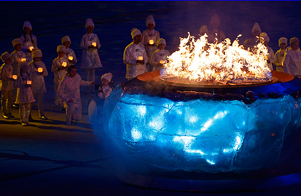 Чаша Паралимпийского огня во время церемонии закрытия XI зимних Паралимпийских игр в Сочи.