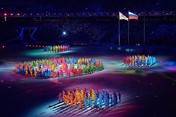 Артисты выступают во время театрализованного представления на церемонии закрытия XI зимних Паралимпийских игр в Сочи.