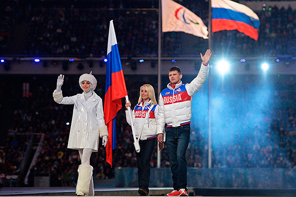 Знаменосцы сборной России Алексей Иванов и Михалина Лысова во время парада знамен на церемонии закрытия XI зимних Паралимпийских игр в Сочи.