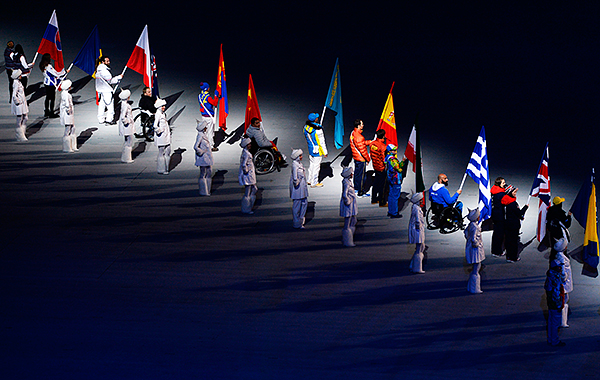 Парад знамен на церемонии закрытия XI зимних Паралимпийских игр в Сочи.