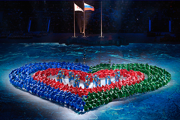 Артисты выступают во время театрализованного представления на церемонии закрытия XI зимних Паралимпийских игр в Сочи.