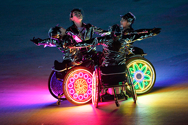 Артисты выступают во время театрализованного представления на церемонии закрытия XI зимних Паралимпийских игр в Сочи.