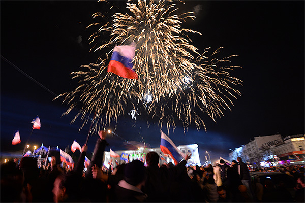Жители Симферополя наблюдают праздничный фейерверк на площади Ленина в центре городапосле объявления предварительных результатов итогов референдума о статусе Крыма.