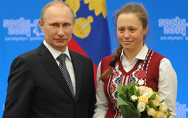 Президент России Владимир Путин и двукратный бронзовый призер паралимпийских игр в биатлоне Наталья Братюк во время церемонии вручения государственных наград Российской Федерации в Сочи.