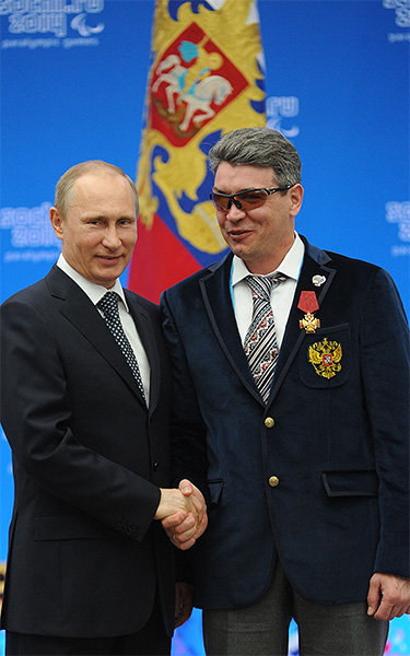 Президент России Владимир Путин и двукратный паралимпийский чемпион в горных лыжах Валерий Редкозубов во время церемонии вручения государственных наград Российской Федерации в Сочи.