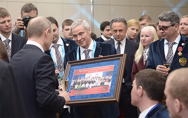 Президент России Владимир Путин (спиной) во время церемонии вручения государственных наград Российской Федерации в Сочи.