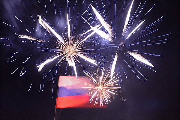 Российский флаг и праздничный фейерверк на площади Ленина в центре городапосле объявления предварительных результатов итогов референдума о статусе Крыма.
