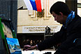 Надпись "Государственный совет" вместо демонтированной вывески с названием "Верховная рада" на здании парламента Крыма.