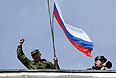 Российский флаг на крыше штаба тыла Военно-морских сил Украины.