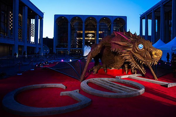Скульптура дракона перед премьерой четвертого сезона сериала "Игра престолов" в Нью-Йорке.