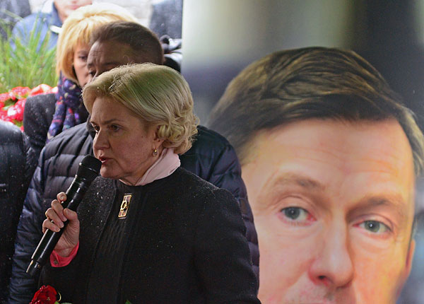 Заместитель председателя правительства РФ Ольга Голодец во время церемонии прощания с экс-министром и бывшим сенатором Александром Починком на Новодевичьем кладбище в Москве.