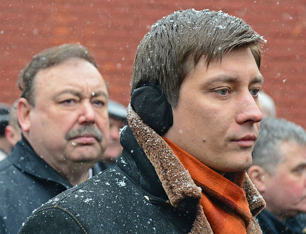 Депутат ГД РФ Дмитрий Гудков (справа) и сопредседатель партии "Альянс зеленых и социал-демократов" Геннадий Гудков во время церемонии прощания с экс-министром и бывшим сенатором Александром Починком на Новодевичьем кладбище в Москве.