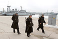 Российские моряки в порту Севастополя. На заднем плане украинский военный корабль "Славутич".