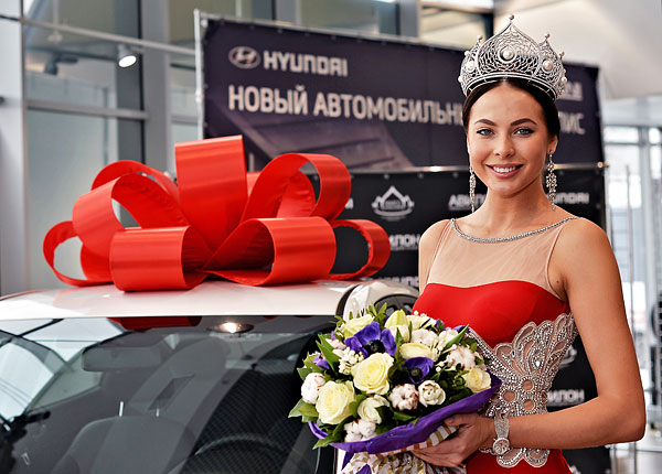 Победительница национального конкурса "Мисс Россия 2014" Юлия Алипова во время торжественной церемонии вручения автомобиля Hyundai Solaris в Дилерском Центре "АВИЛОН" в Москве.