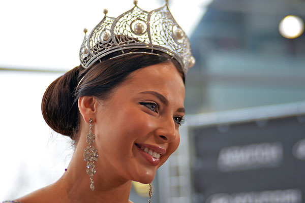 Победительница национального конкурса "Мисс Россия 2014" Юлия Алипова во время торжественной церемонии вручения автомобиля Hyundai Solaris в Дилерском Центре "АВИЛОН" в Москве.