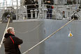 Передача продуктов морякам украинского судна "Славутич" в порту Севастополя.