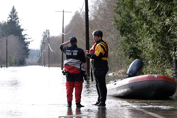 Участники спасательной операции по поиску пропавших без вести в результате оползня у подножия Каскадных гор.