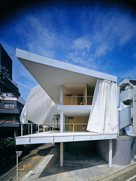 Особняк с раздвижными тканевыми стенами. Токио, 1995 год.