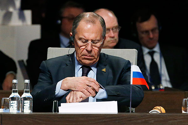 Глава МИД РФ Сергей Лавров смотрит на часы  во время заседания саммита по ядерной безопасности.