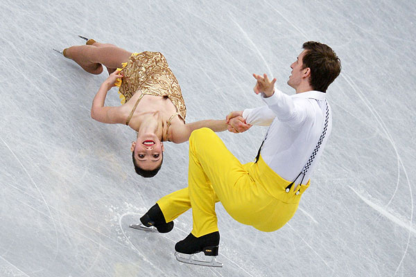 Стефания Бертон и Ондрей Готарек (Италия) выступают в короткой программе парного катания на Чемпионате мира по фигурному катанию 2014 года в Сайтаме.