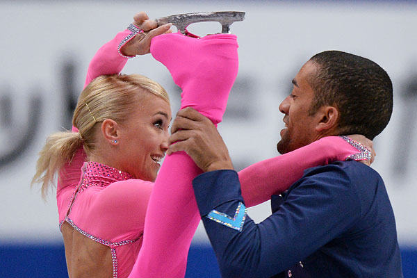 Алена Савченко и Робин Шолковы (Германия) выступают в короткой программе парного катания на Чемпионате мира по фигурному катанию 2014 года в Сайтаме.