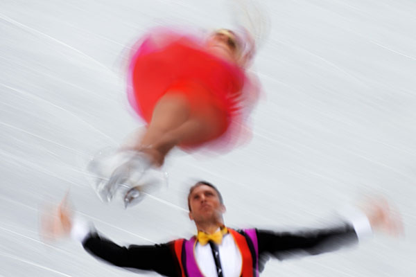 Кирстен Мур-Тауэрс и Дилан Москович (Канада) выступают в короткой программе парного катания на Чемпионате мира по фигурному катанию 2014 года в Сайтаме.