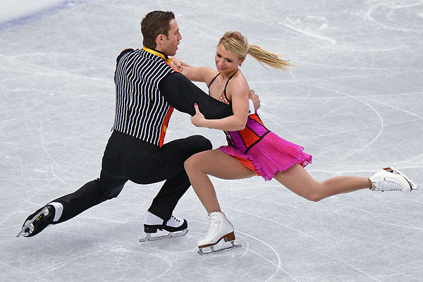 Кирстен Мур-Тауэрс и Дилан Москович (Канада) выступают в короткой программе парного катания на Чемпионате мира по фигурному катанию 2014 года в Сайтаме.