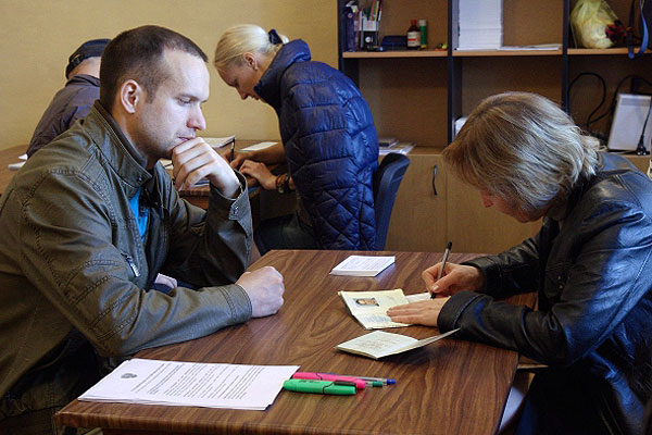 Во временном пункте постановки на воинский учет на территории воинской части 51330 в Севастополе.